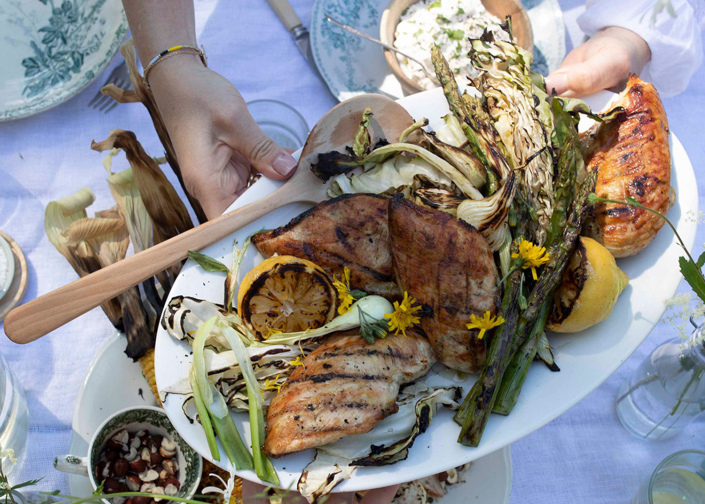 Kyllingfilet med sommergronnsaker fetaostkrem og urteyoghurt