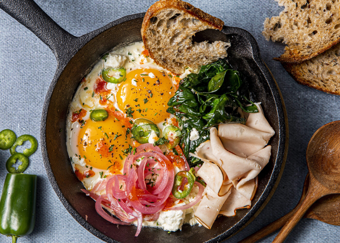 Eggepanne med kalkunskiver, spinat, feta og løk