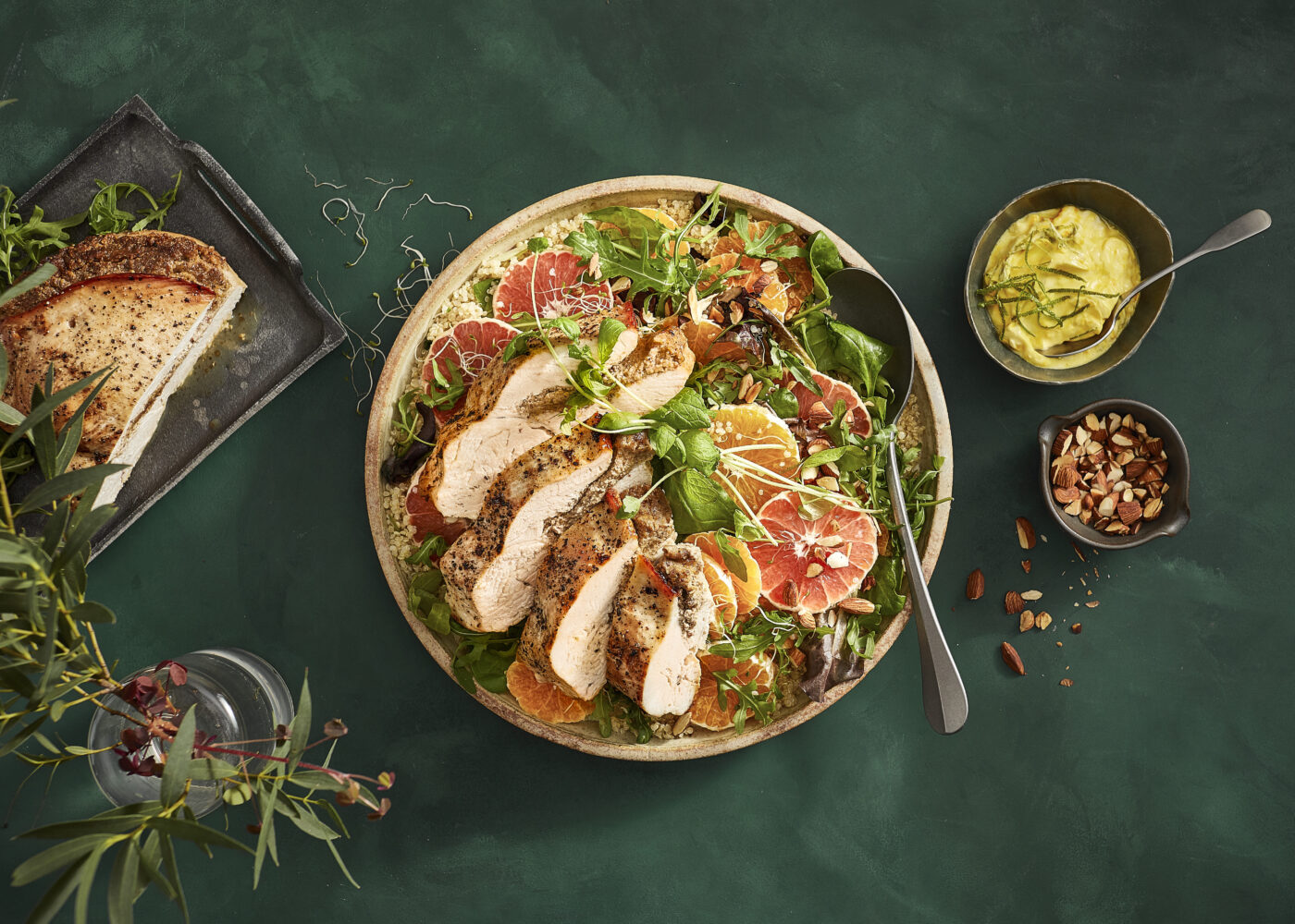 Slik lager du kalkunfilet med julekrydder og appelsinsalat