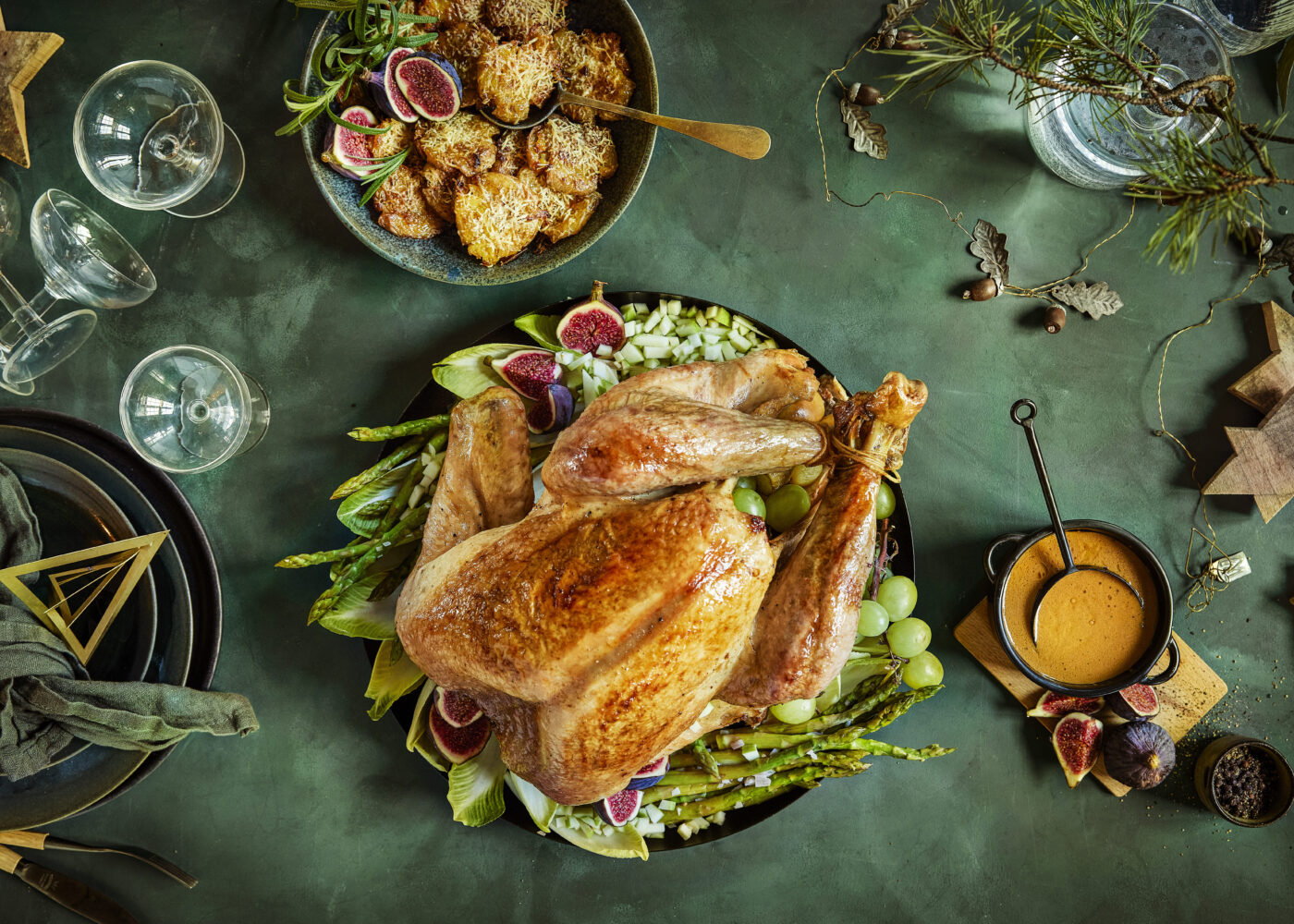 Slik lager du hel kalkun med syrlig stuffing, fløtesaus og cruncy poteter