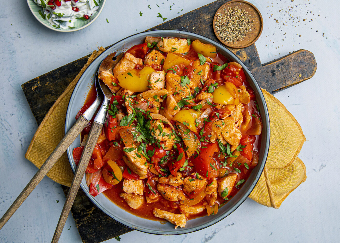 Slik lager du kyllinggryte med tomat og paprika