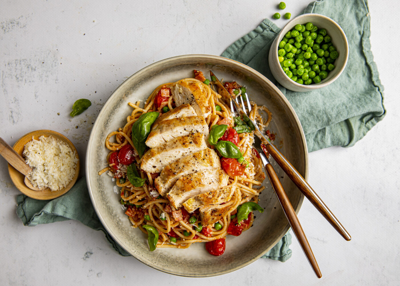 Slik lager du pasta med strimlet kylling