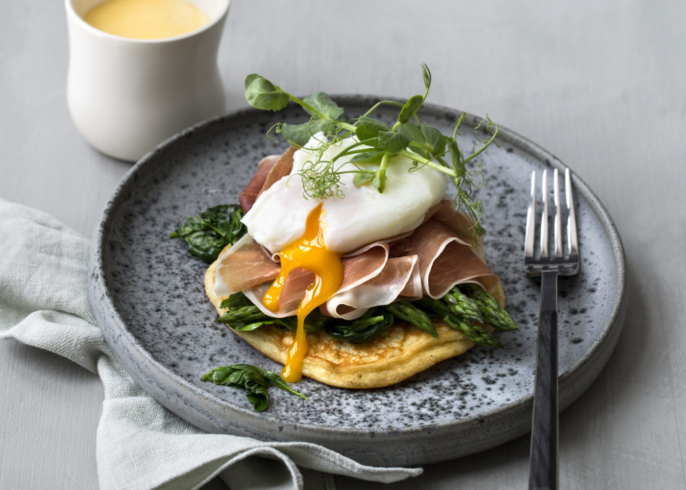 Posjert egg "Eggs Benedict"