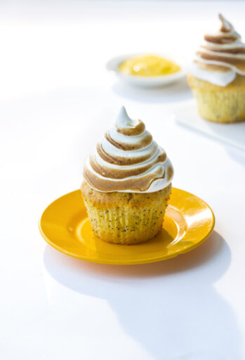 Sitronmuffins med valmuefro lemoncurd og marengs
