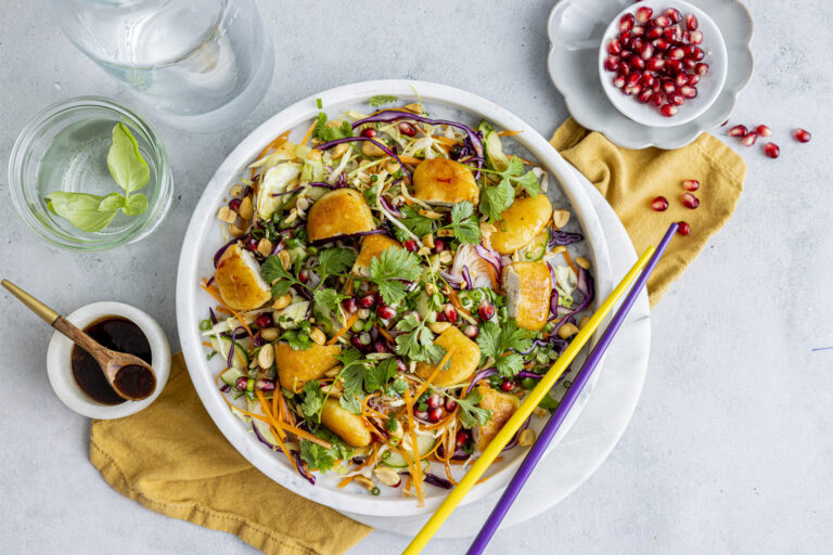 Kyllingnuggets med asiatisk salat og hoisin-dressing