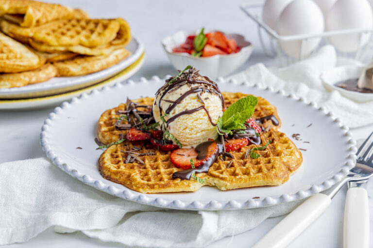 Vafler med kefir, is og jordbær