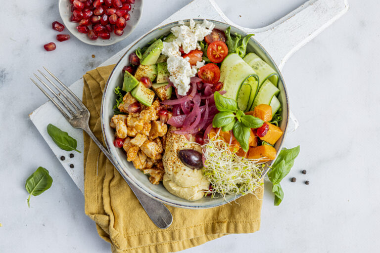 Kyllingsalat i bowl med søtpotet, hummus, avokado og syltet rødløk