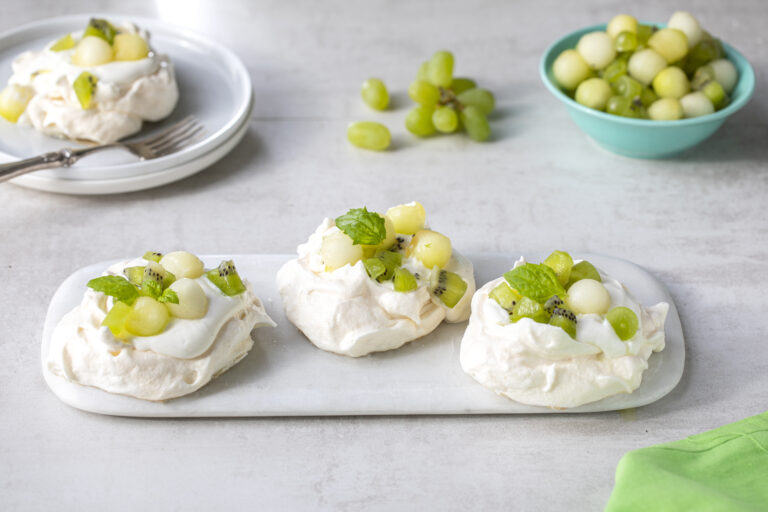 Slik lager du mini pavlova med gronn fruktsalat