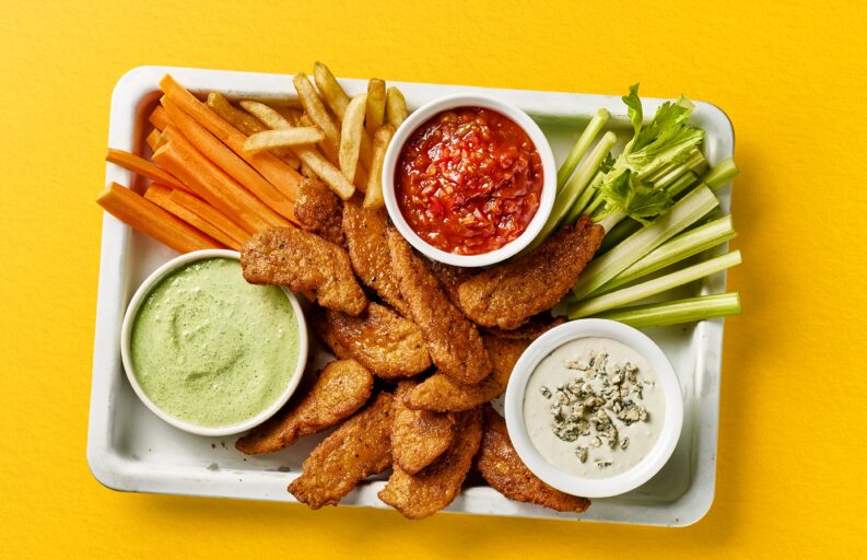 Slik lager du snackstallerken med Crispy Sticks, grønnsaker og dipp