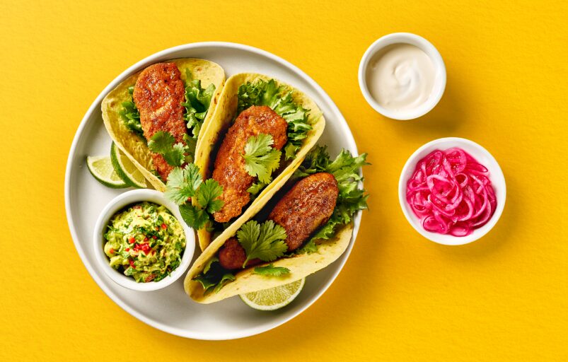 Slik lager du taco med Crispy Sticks, guacamole og syltet rødløk