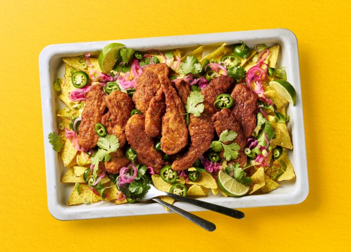 Slik lager du loaded nachos med Crispy sticks, syltet rødløk og jalapenos