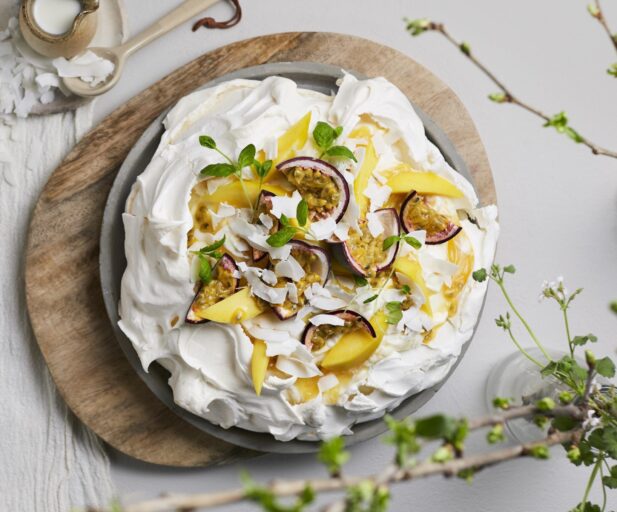 Slik lager du pavlova med pasjonsfrukt