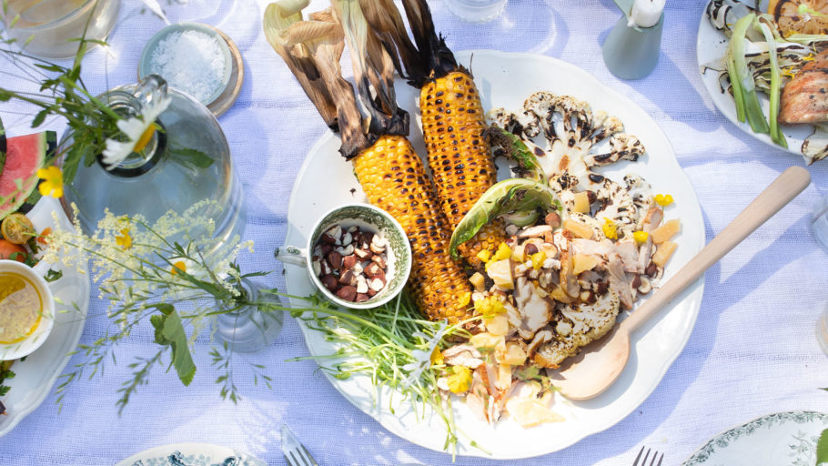 Lun blomkalsata med kyllingsalatkjott mais og cheddar