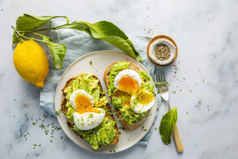 Avocado toast med smilende egg