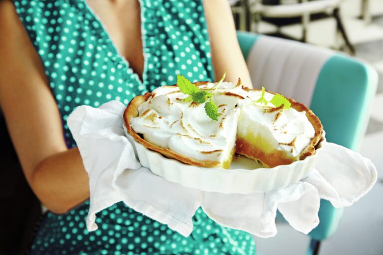 Slik lager du sitronpai med marengs