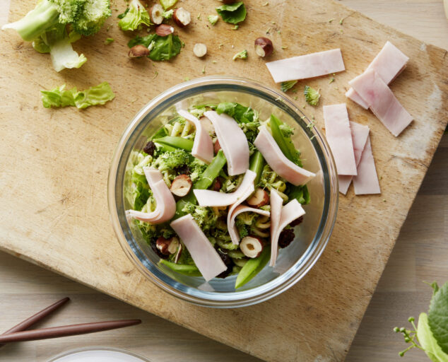Pastasalat med strimlet kalkunfilet og brokoli