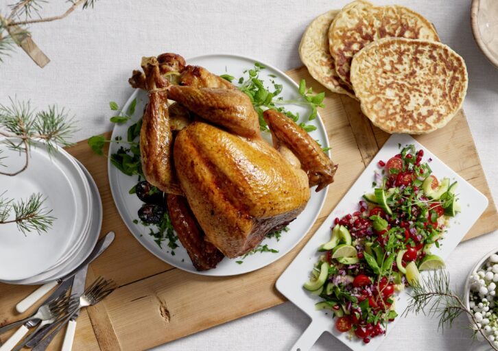 Slik lager du helstekt kalkun med tabbouleh, nanbrød og dipp