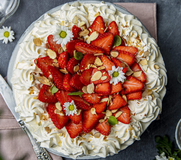 Blotkake toppet med jordbar