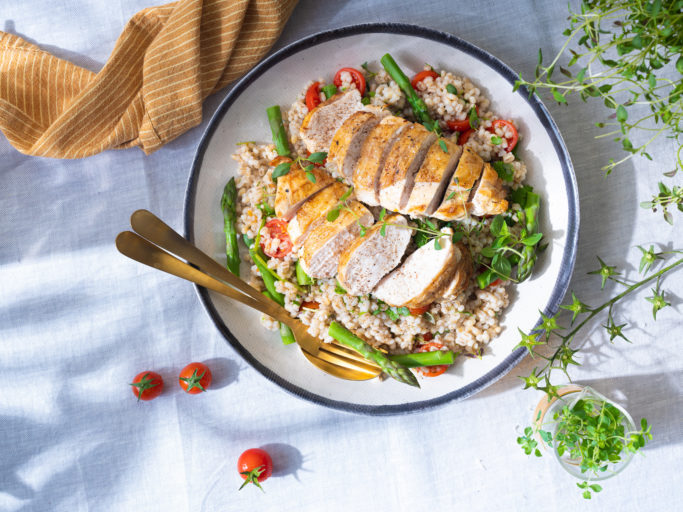 Grillet kyllingfilet med byggrynsalat, grillet asparges, tomater og urter