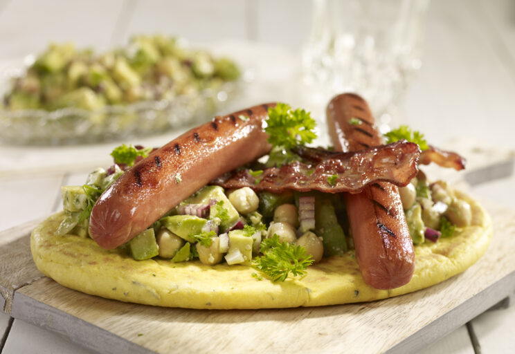 Grillpølser med nanbrød og kikertsalat