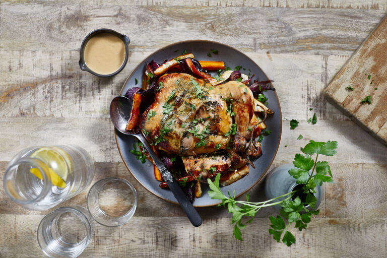 Helstekt kylling med ovnsbakte rotgrønnsaker