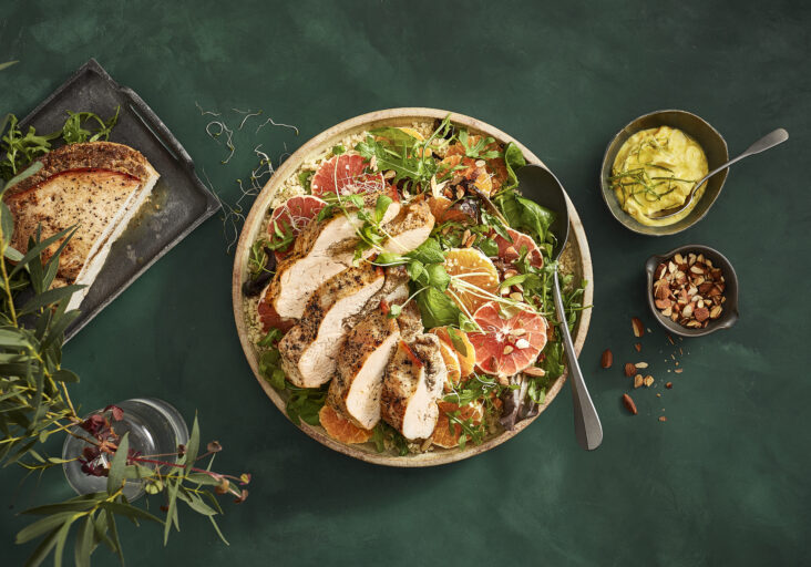 Slik lager du kalkunfilet med julekrydder og appelsinsalat