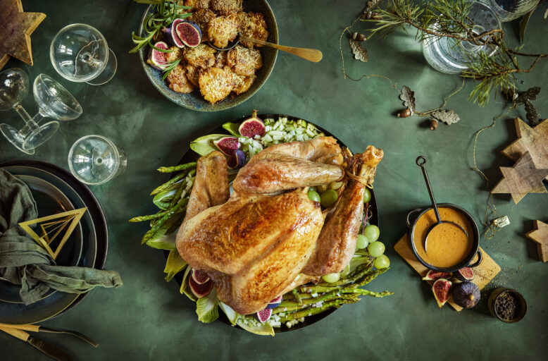 Slik lager du hel kalkun med syrlig stuffing, fløtesaus og cruncy poteter