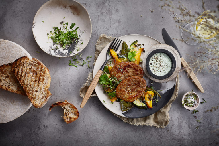 Karbonader med salat og ovnsbakte grønnsaker