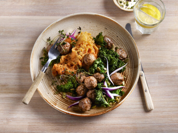 Slik lager du kjøttboller med søtpotetstappe og grønnkålsalat