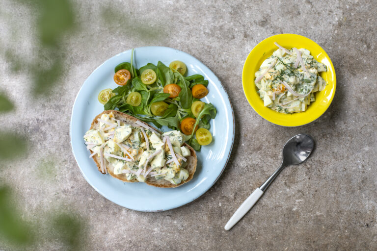 Mager eggesalat med lettrømme yoghurt og kyllingfilet naturell