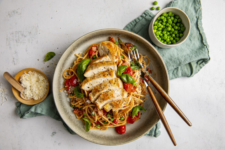 Slik lager du pasta med strimlet kylling