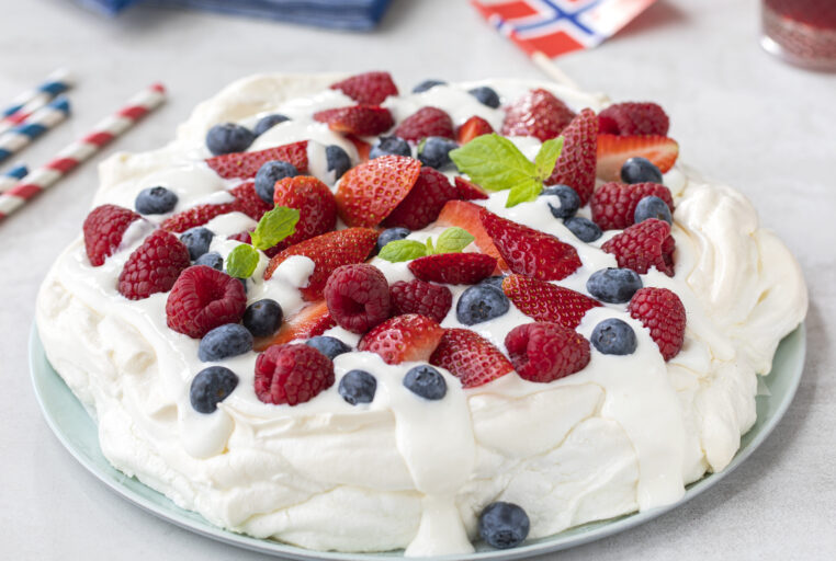 Slik lager du 17. mai Pavlova i rødt, hvitt og blått