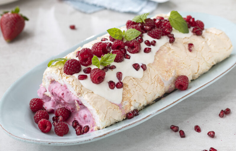 Slik lager du pavlova-rull med bær