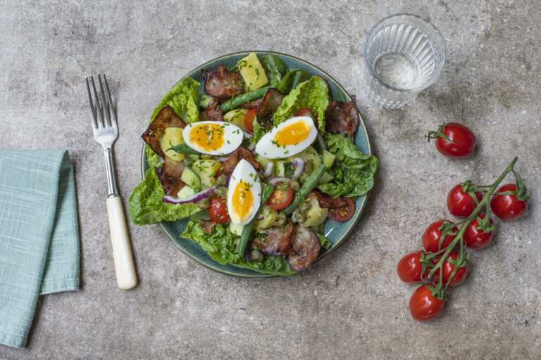 Potetsalat med kokt egg bønner og kyllingbacon