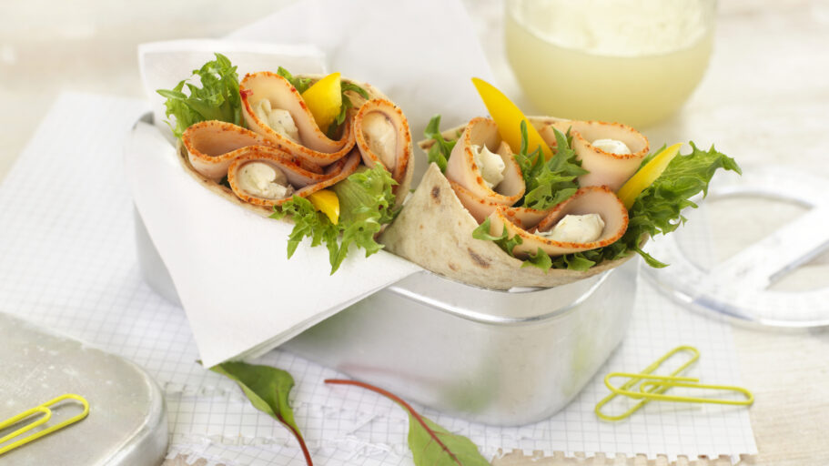 Wrap med kyllingpålegg, kremost og paprika