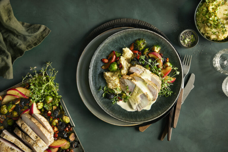 Slik lager du kalkunfilet med rosenkål og potetmos