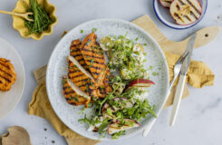 Slik lager du kyllingfilet med potetsalat og grillet fersken