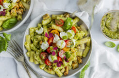 Kyllingsalat med pesto og mozarella