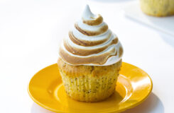 Sitronmuffins med valmuefro lemoncurd og marengs