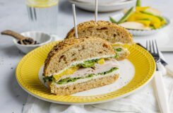 Rundstykke med kyllingpålegg