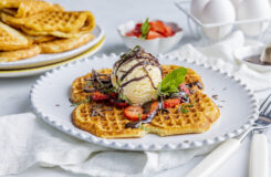 Vafler med kefir, is og jordbær