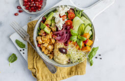 Kyllingsalat i bowl med søtpotet, hummus, avokado og syltet rødløk