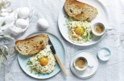 Slik lager du eggeskyer med kalkunpålegg, gressløk og parmesan