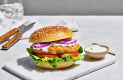 Slik lager du crispy kyllingburger