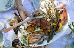 Kyllingfilet med sommergronnsaker fetaostkrem og urteyoghurt