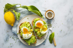 Avocado toast med smilende egg