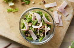 Pastasalat med strimlet kalkunfilet og brokoli