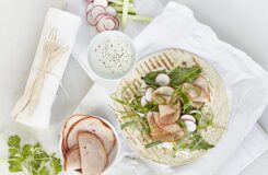 Wrap med skivet krydret kyllingfilet pålegg