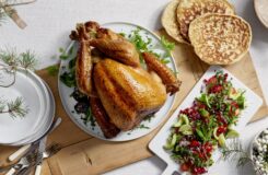 Slik lager du helstekt kalkun med tabbouleh, nanbrød og dipp
