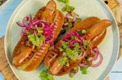 Bratwurst med mangoketchup og syltet lok